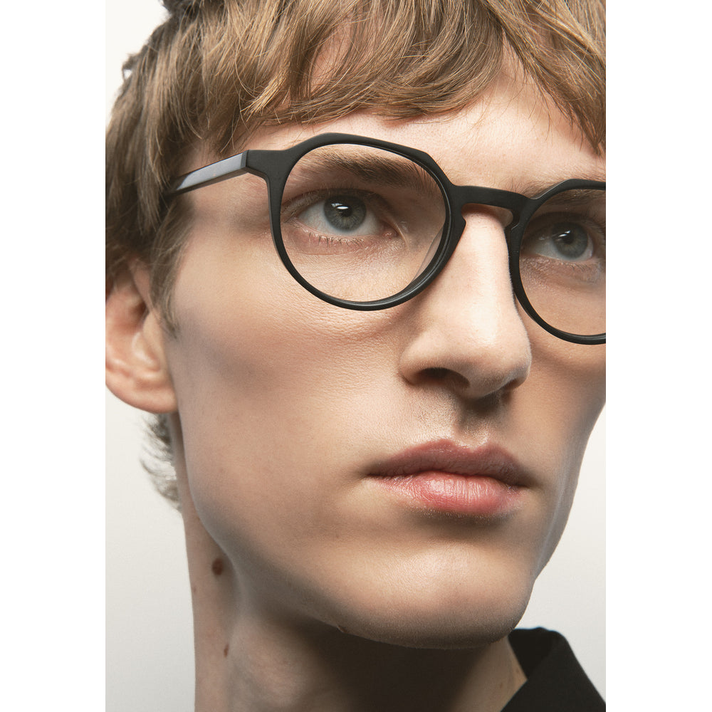 Kaleos Berkus M Noir Mat 01 portée, détail - Les Lunettes de Pauline