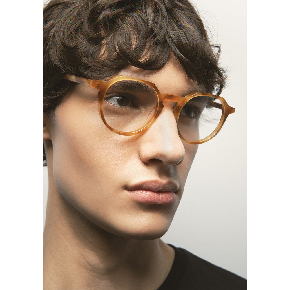 Kaleos Berkus M Havane Ambré 04 portée, détail - Les Lunettes de Pauline