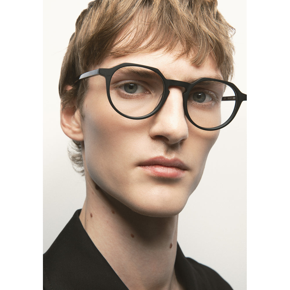 Kaleos Berkus L Noir Mat 01 portée, détail - Les Lunettes de Pauline