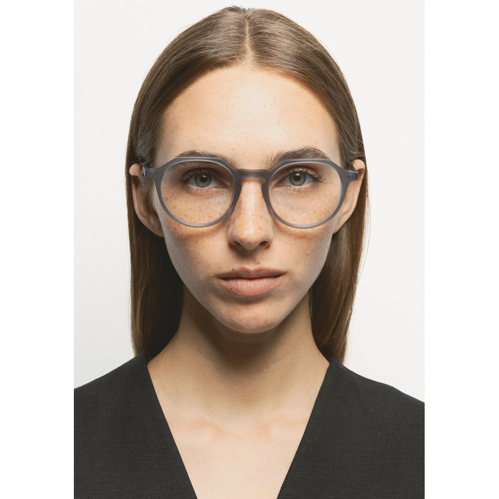 Kaleos Berkus L Gris Cristal Mat 03 portée - Les Lunettes de Pauline