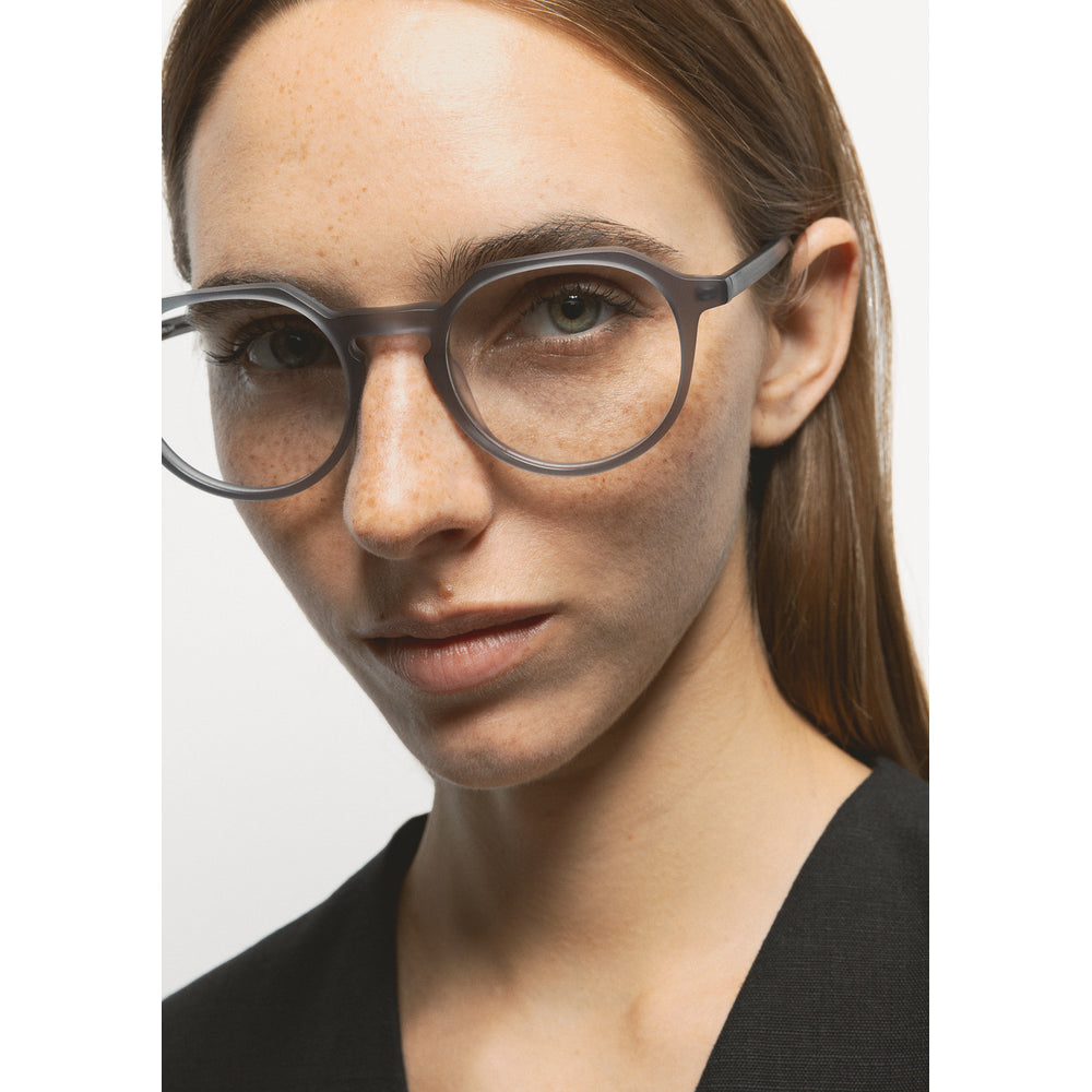 Kaleos Berkus L Gris Cristal Mat 03 portée, trois-quarts - Les Lunettes de Pauline