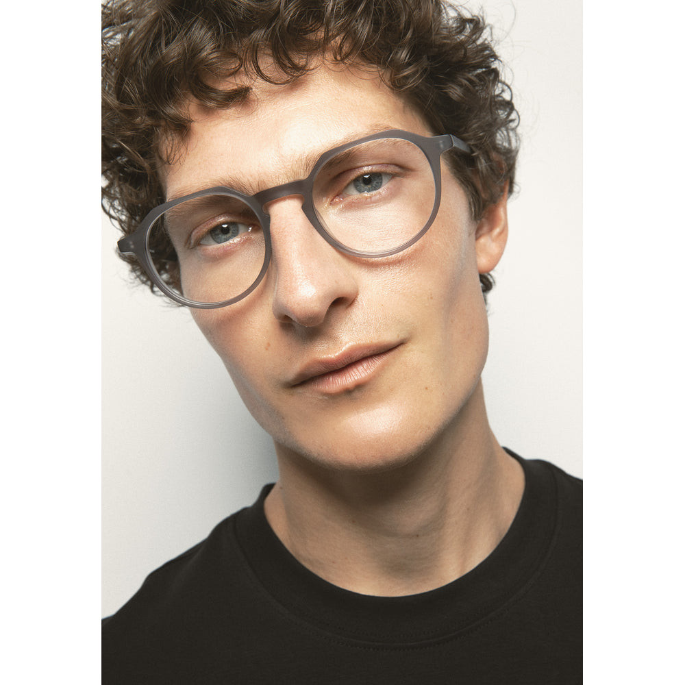 Kaleos Berkus L Gris Cristal Mat 03 portée, détail - Les Lunettes de Pauline