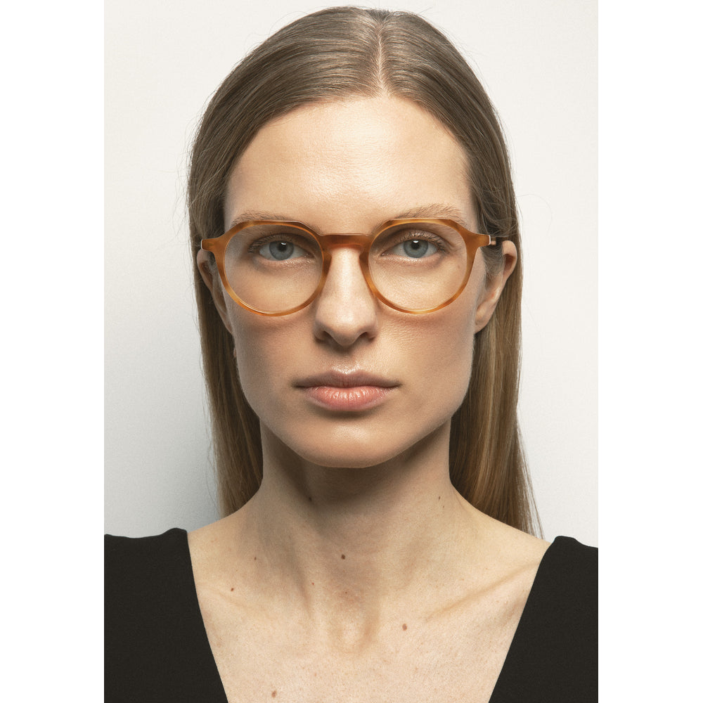 Kaleos Berkus L Havane Ambré 04 portée - Les Lunettes de Pauline