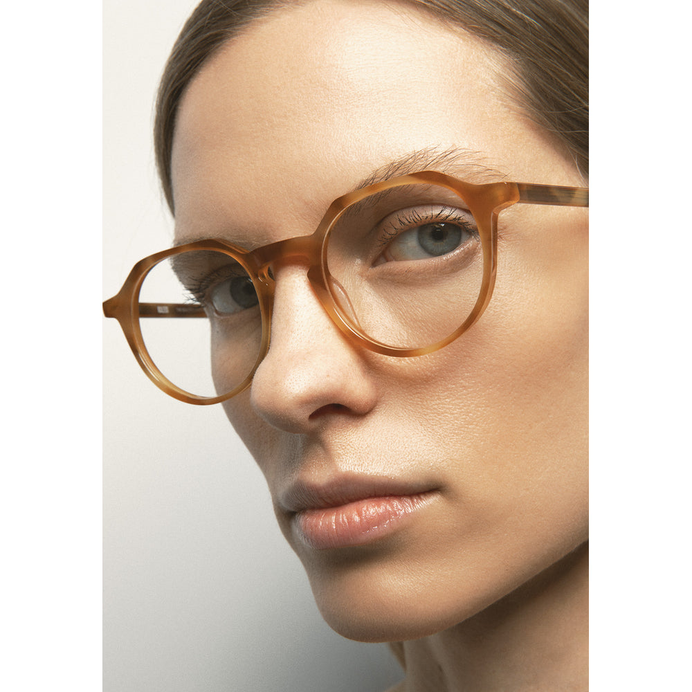 Kaleos Berkus L Havane Ambré 04 portée, trois-quarts - Les Lunettes de Pauline