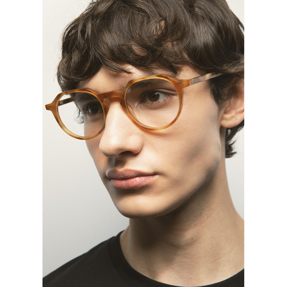 Kaleos Berkus L Havane Ambré 04 portée, détail - Les Lunettes de Pauline