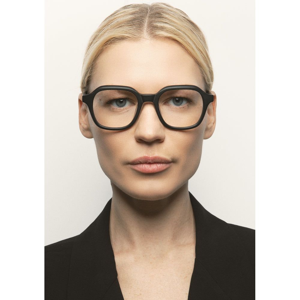 Kaleos Lawrence Noir Mat 01 portée - Les Lunettes de Pauline