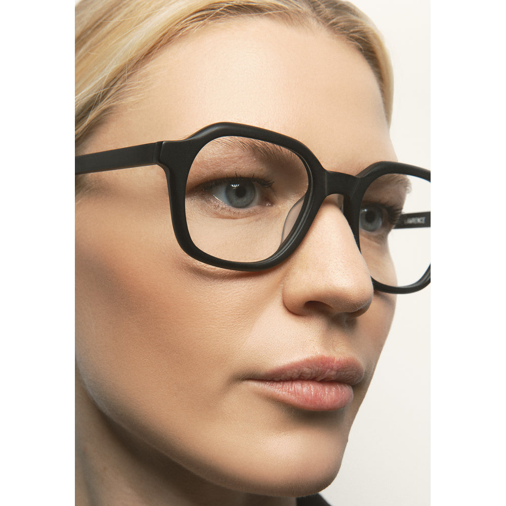 Kaleos Lawrence Noir Mat 01 portée, trois-quarts - Les Lunettes de Pauline