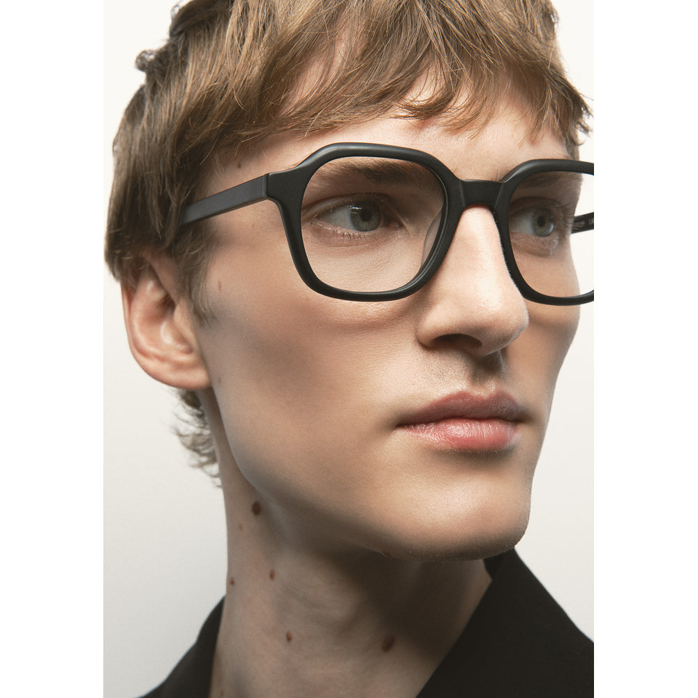Kaleos Lawrence Noir Mat 01 portée, détail - Les Lunettes de Pauline