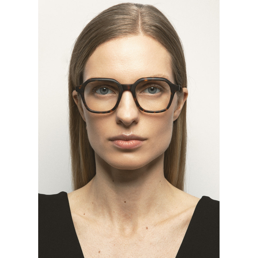 Kaleos Lawrence Havane Foncé Mat 02 portée - Les Lunettes de Pauline