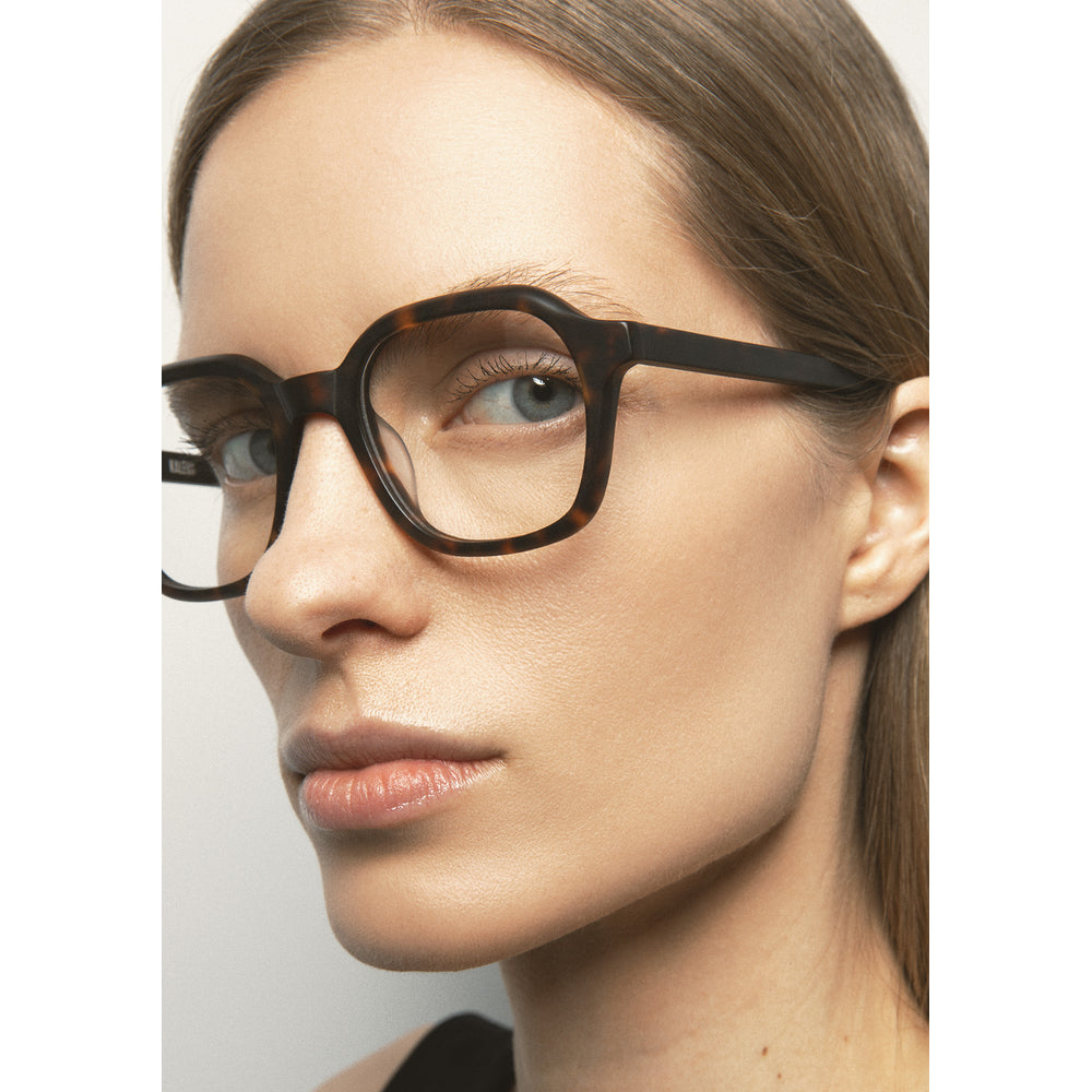 Kaleos Lawrence Havane Foncé Mat 02 portée, trois-quarts - Les Lunettes de Pauline