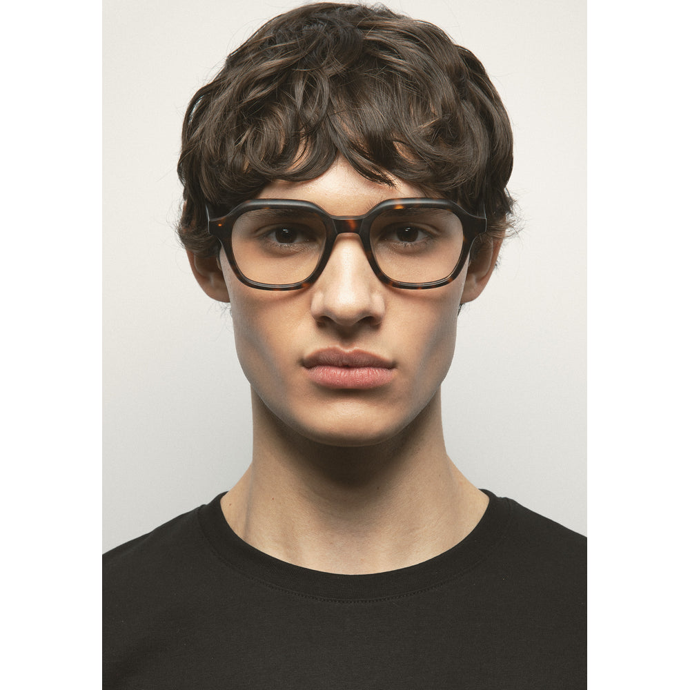 Kaleos Lawrence Havane Foncé Mat 02 portée, second plan - Les Lunettes de Pauline