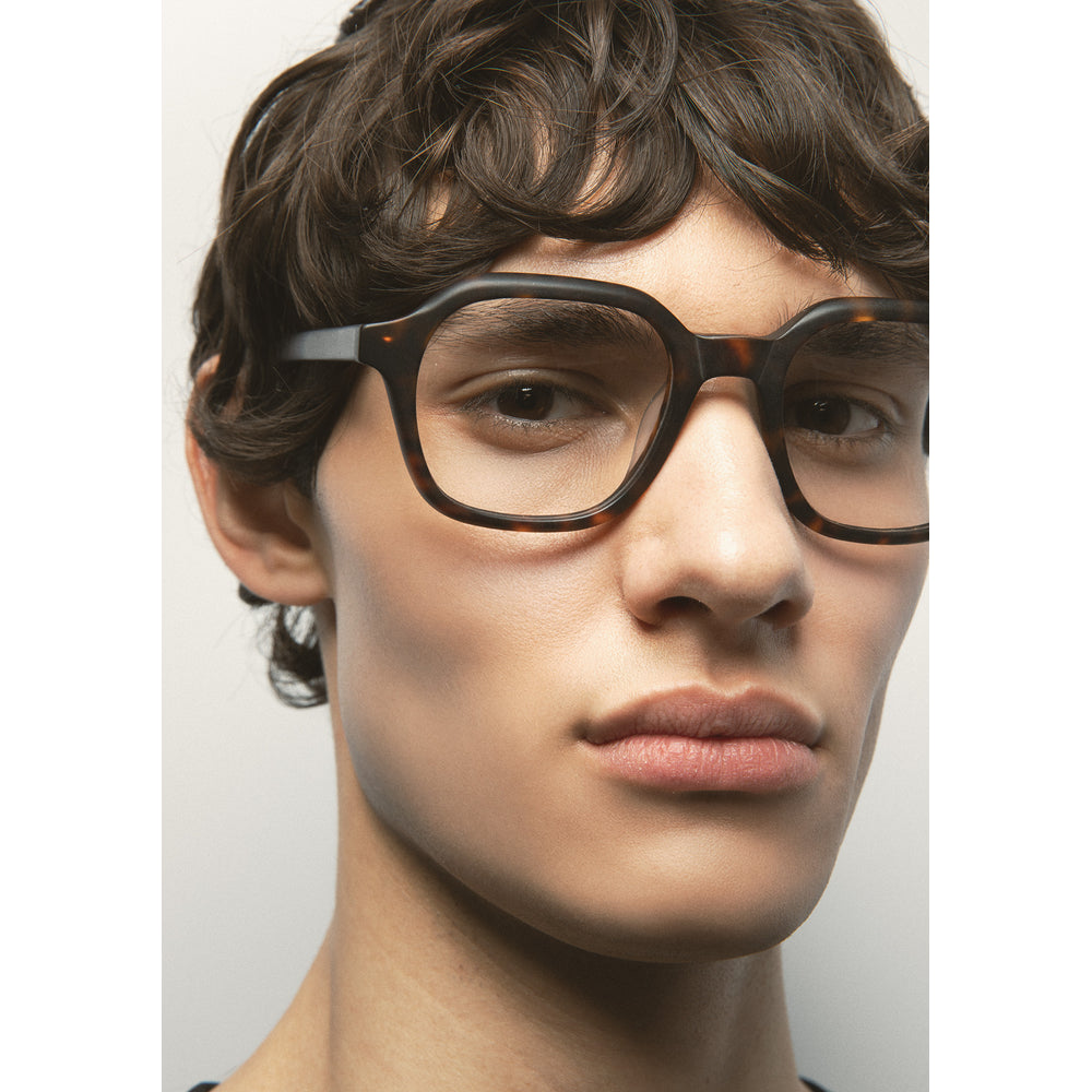 Kaleos Lawrence Havane Foncé Mat 02 portée, détail - Les Lunettes de Pauline