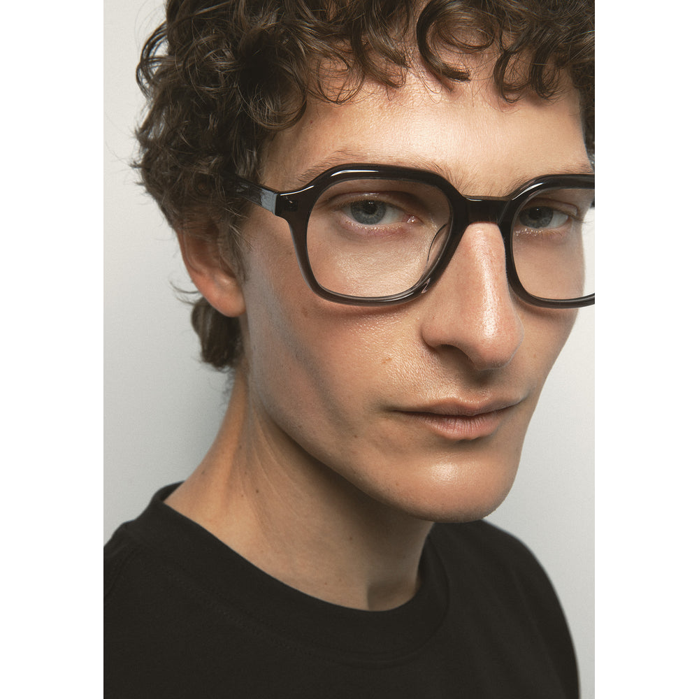 Kaleos Lawrence Gris Foncé Cristal 03 portée, détail - Les Lunettes de Pauline