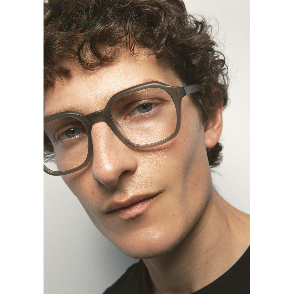 Kaleos Lawrence Vert Cristal Mat 05 portée, détail - Les Lunettes de Pauline