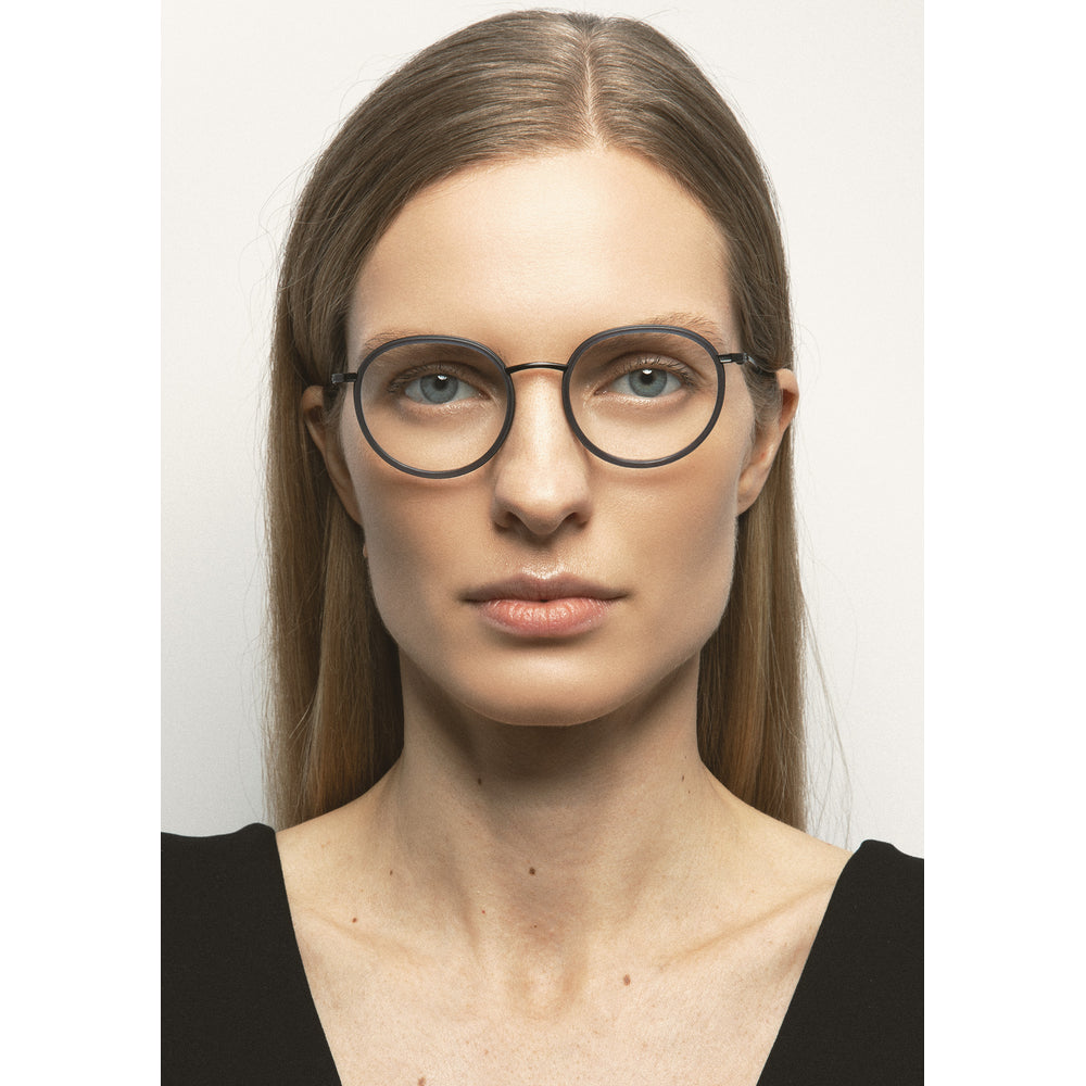 Kaleos Meacham Titane Bleu Marine Cristal Mat 04 portée - Les Lunettes de Pauline