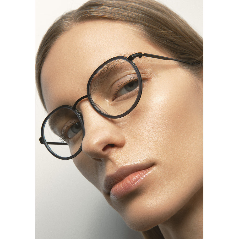 Kaleos Meacham Titane Bleu Marine Cristal Mat 04 portée, trois-quarts - Les Lunettes de Pauline