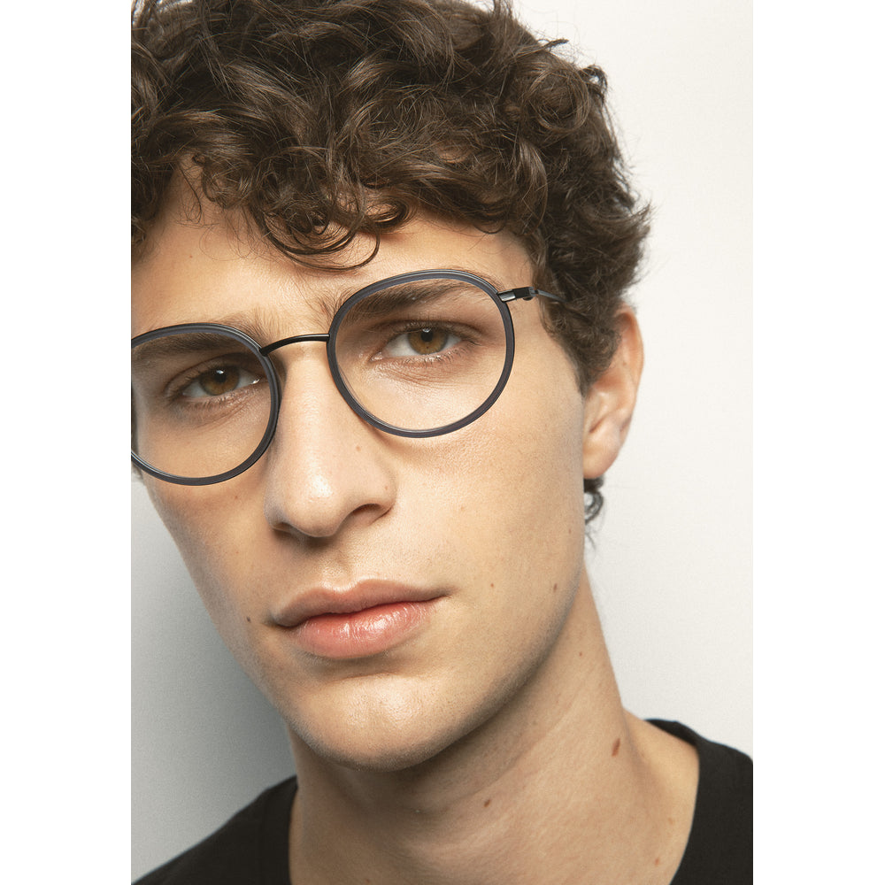 Kaleos Meacham Titane Bleu Marine Cristal Mat 04 portée, détail - Les Lunettes de Pauline