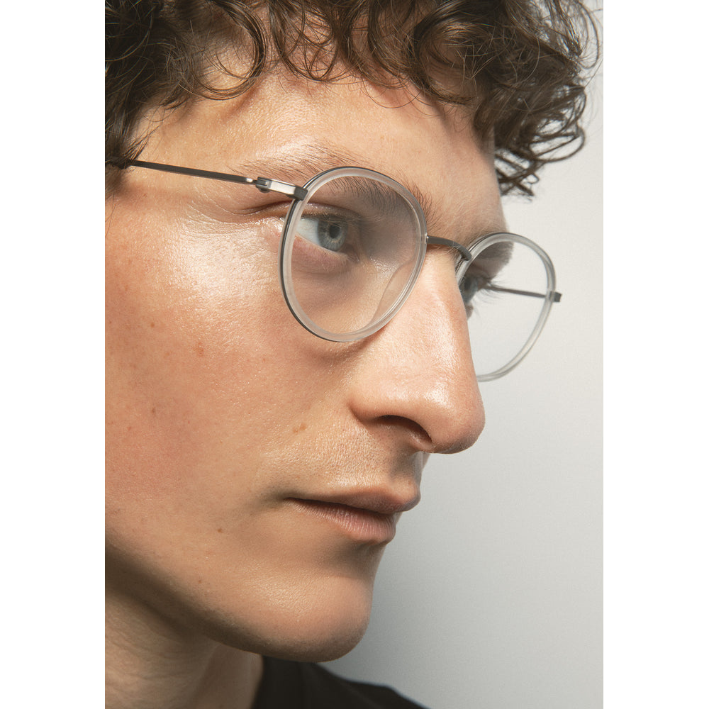 Kaleos Meacham Titane Cristal Mat 05 portée, détail - Les Lunettes de Pauline