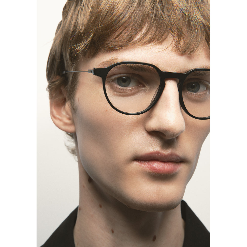 Kaleos Harper M Noir Mat 01 portée, détail - Les Lunettes de Pauline