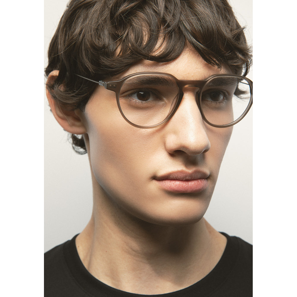 Kaleos Harper M Marron Cristal Mat 02 portée, détail - Les Lunettes de Pauline