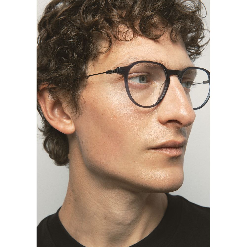 Kaleos Harper M Bleu Marine Cristal Mat 03 portée, détail - Les Lunettes de Pauline