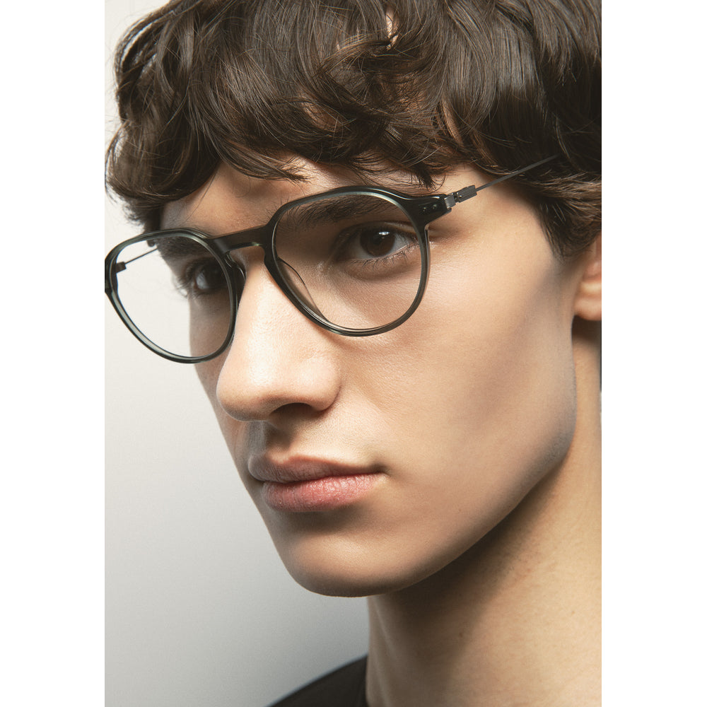 Kaleos Harper M Kaki Cristal 04 portée, détail - Les Lunettes de Pauline