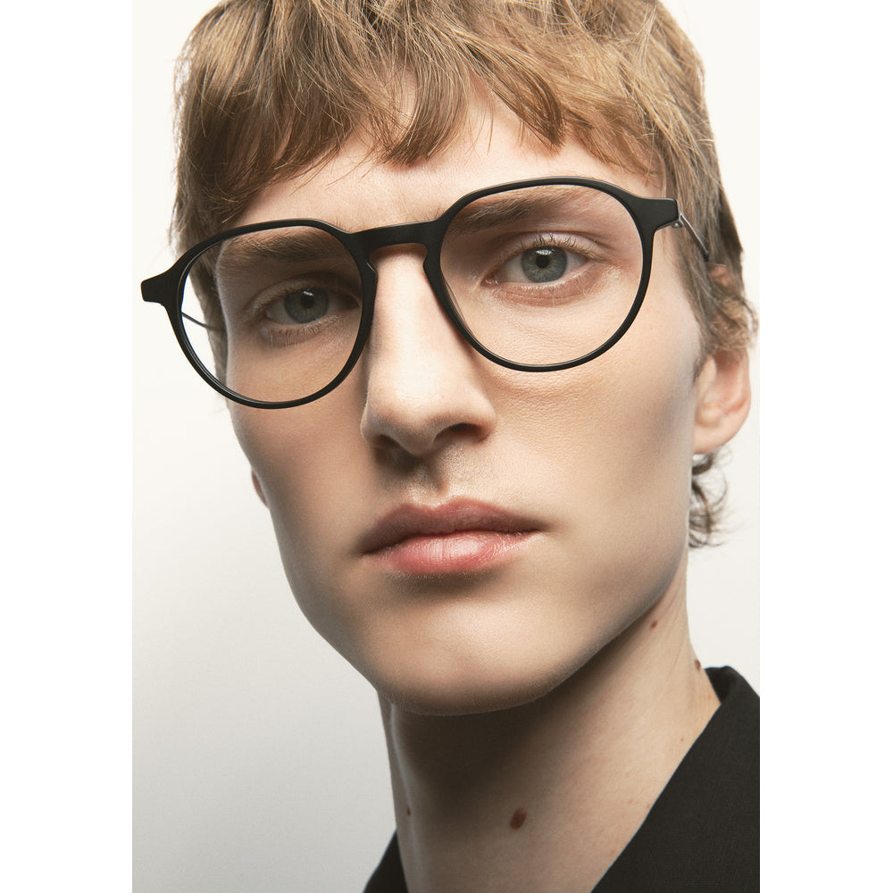 Kaleos Harper L Noir Mat 01 portée, détail - Les Lunettes de Pauline