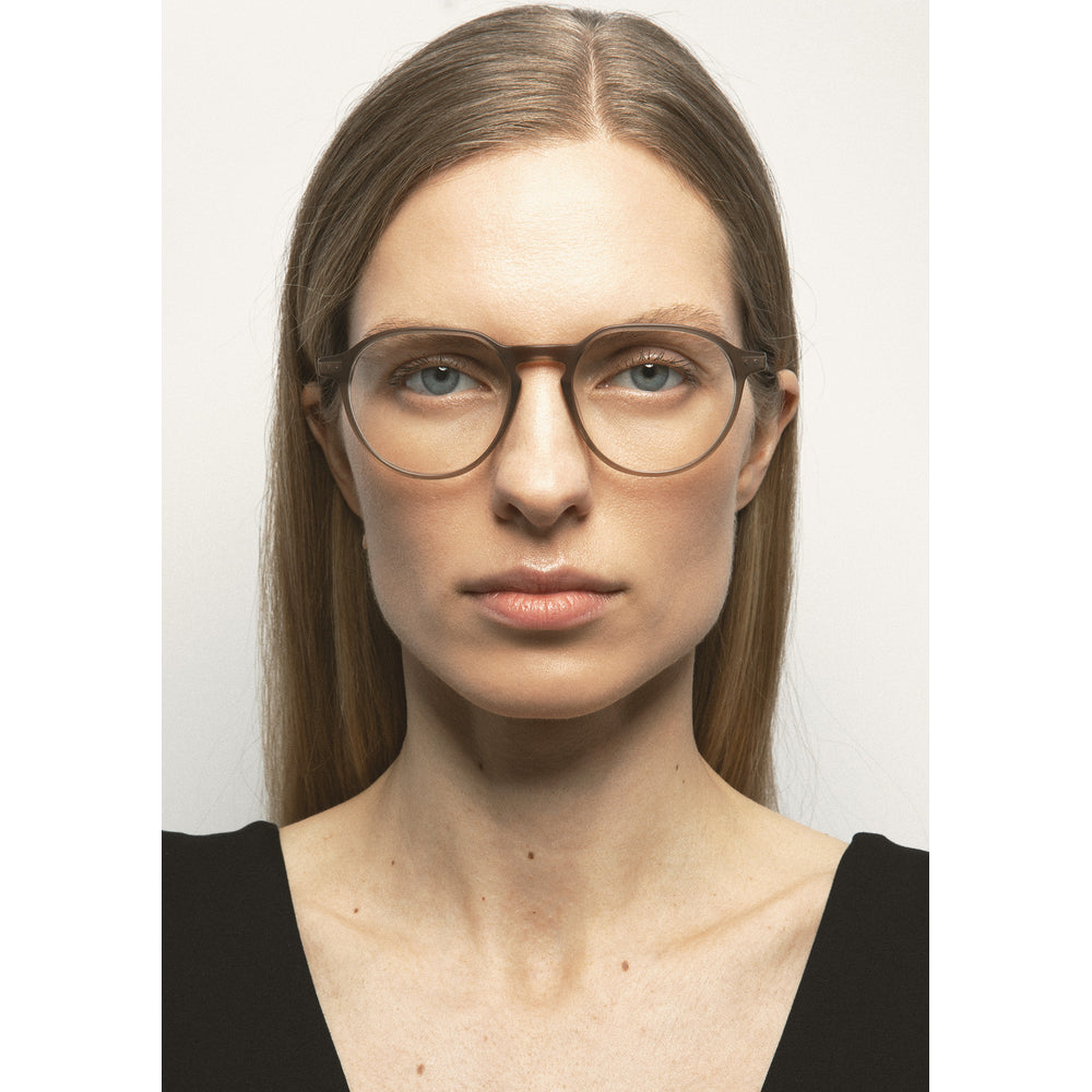 Kaleos Harper L Marron Cristal Mat 02 portée - Les Lunettes de Pauline