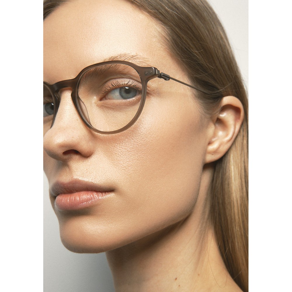 Kaleos Harper L Marron Cristal Mat 02 portée, trois-quarts - Les Lunettes de Pauline