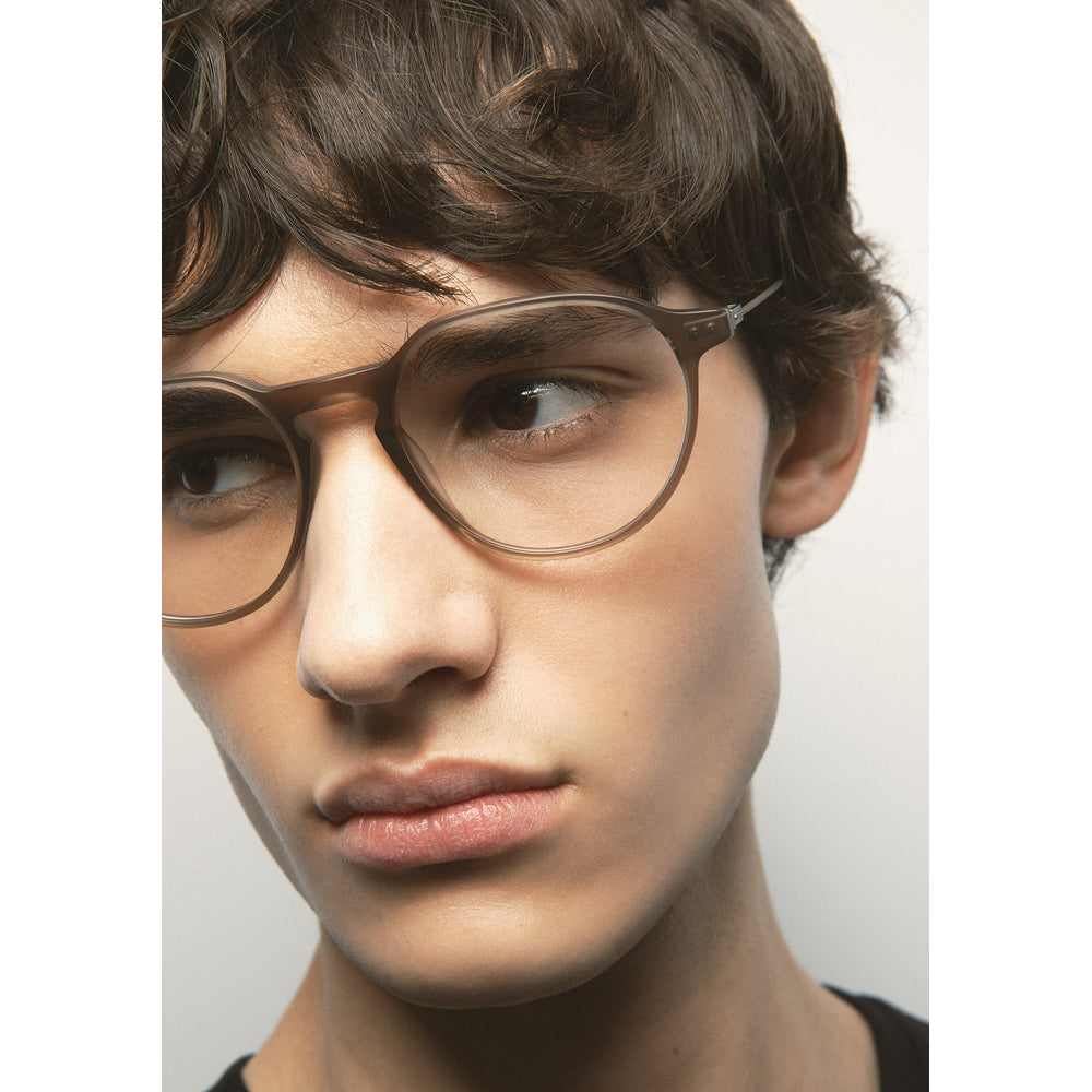 Kaleos Harper L Marron Cristal Mat 02 portée, détail - Les Lunettes de Pauline
