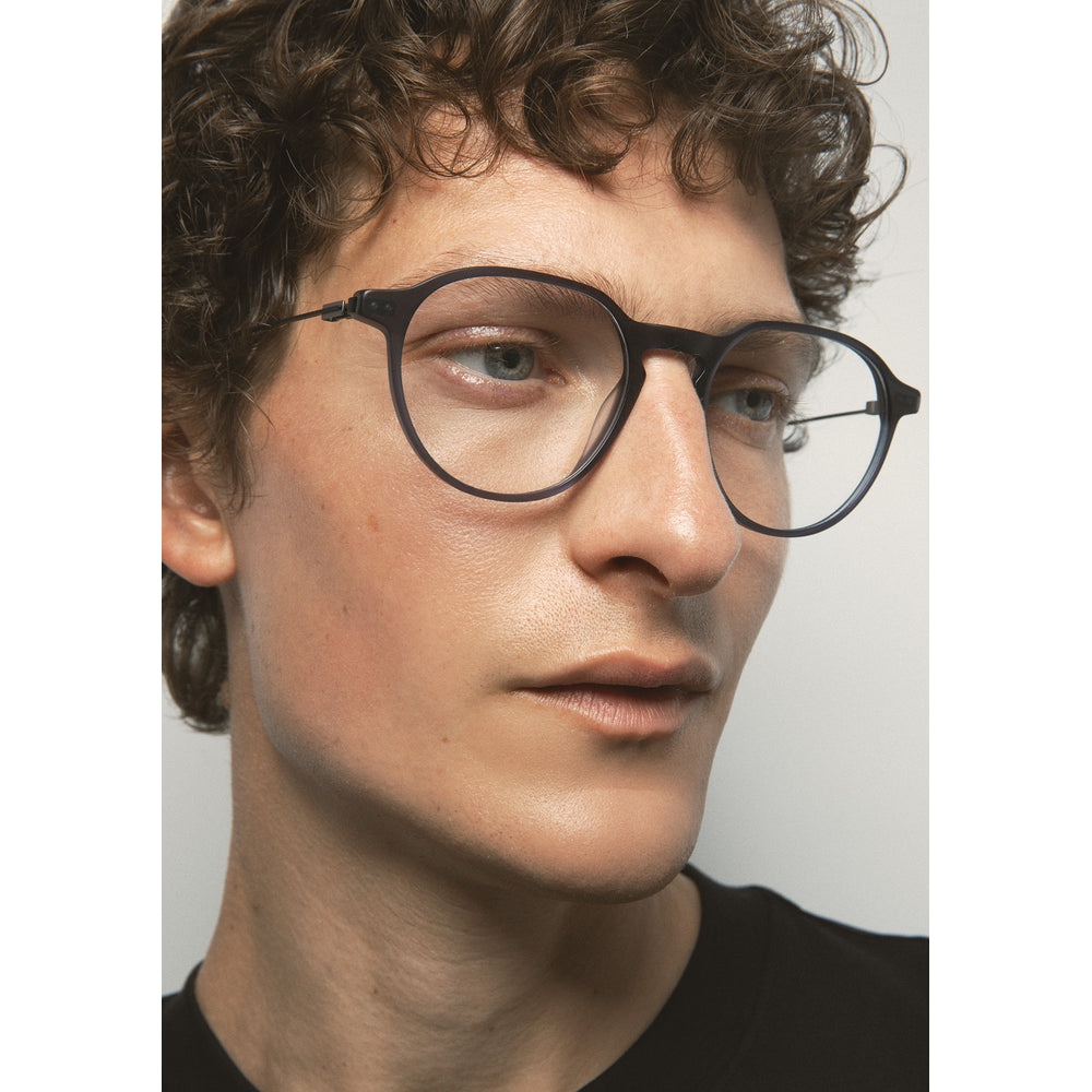 Kaleos Harper L Bleu Marine Cristal Mat 03 portée, trois-quarts - Les Lunettes de Pauline