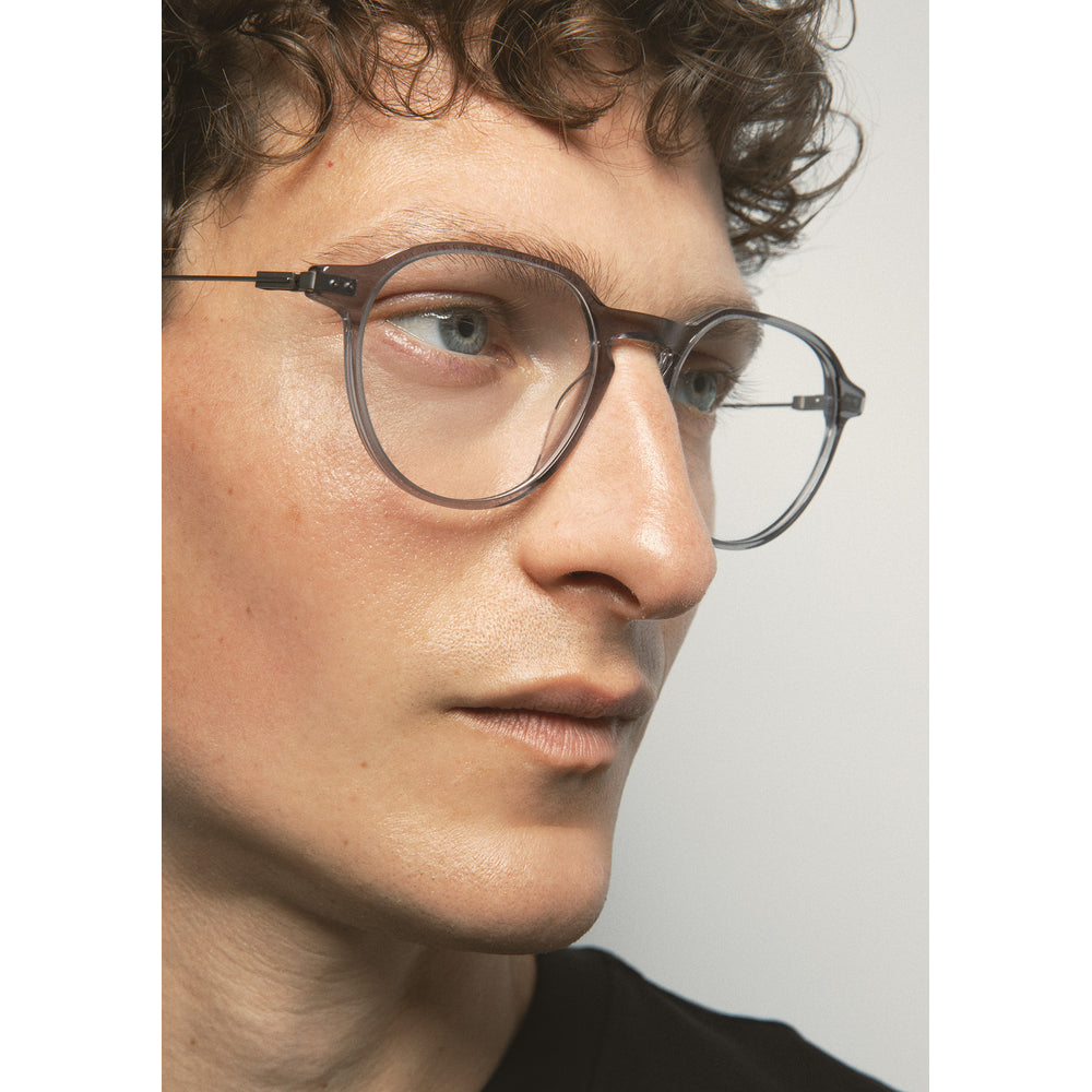 Kaleos Harper L Gris Cristal 05 portée, détail - Les Lunettes de Pauline