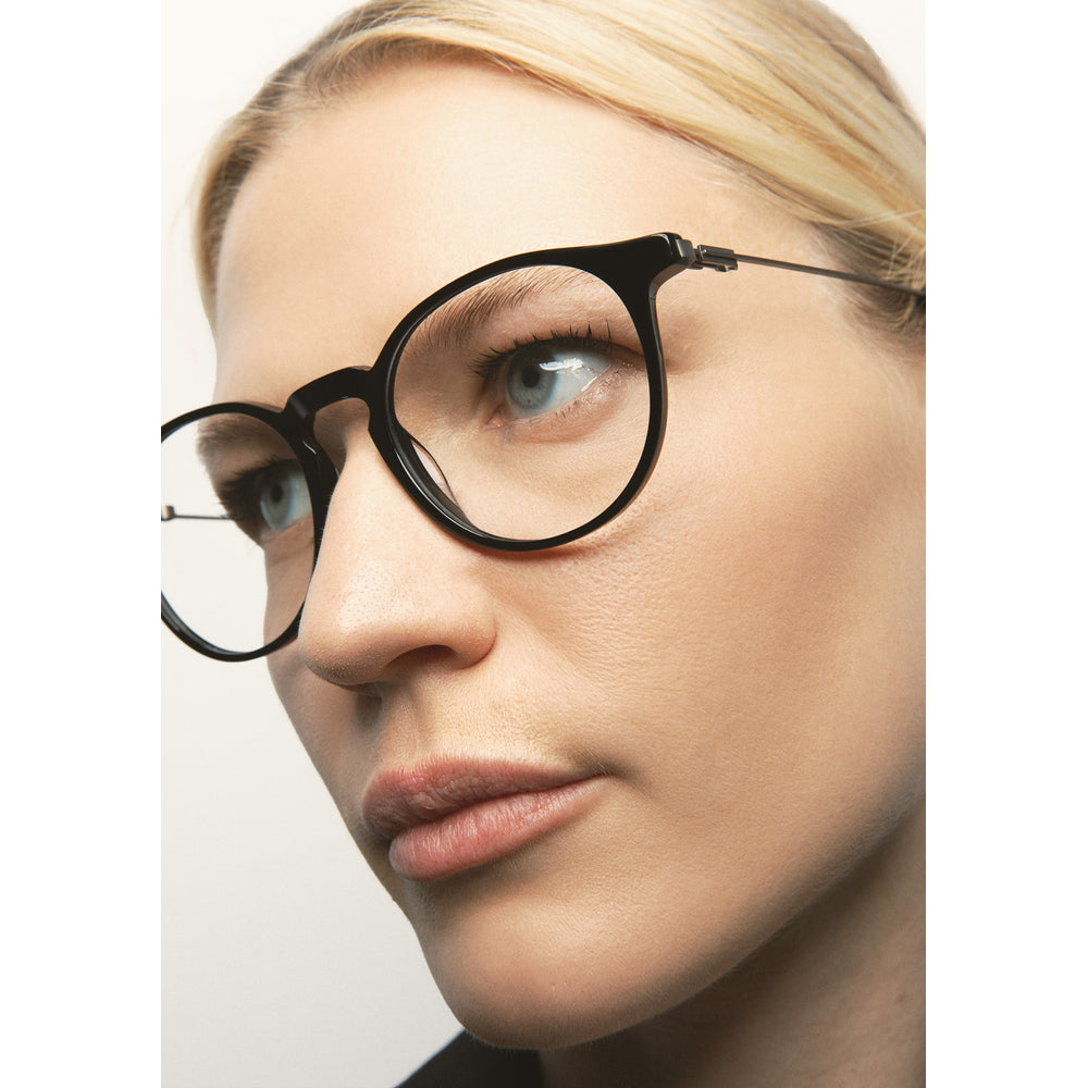 Kaleos Aldrin L Noir 01 portée, trois-quarts - Les Lunettes de Pauline