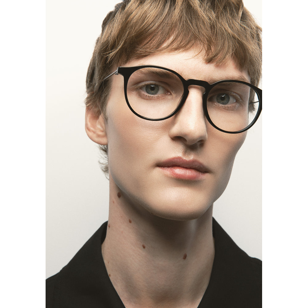 Kaleos Aldrin L Noir 01 portée, détail - Les Lunettes de Pauline