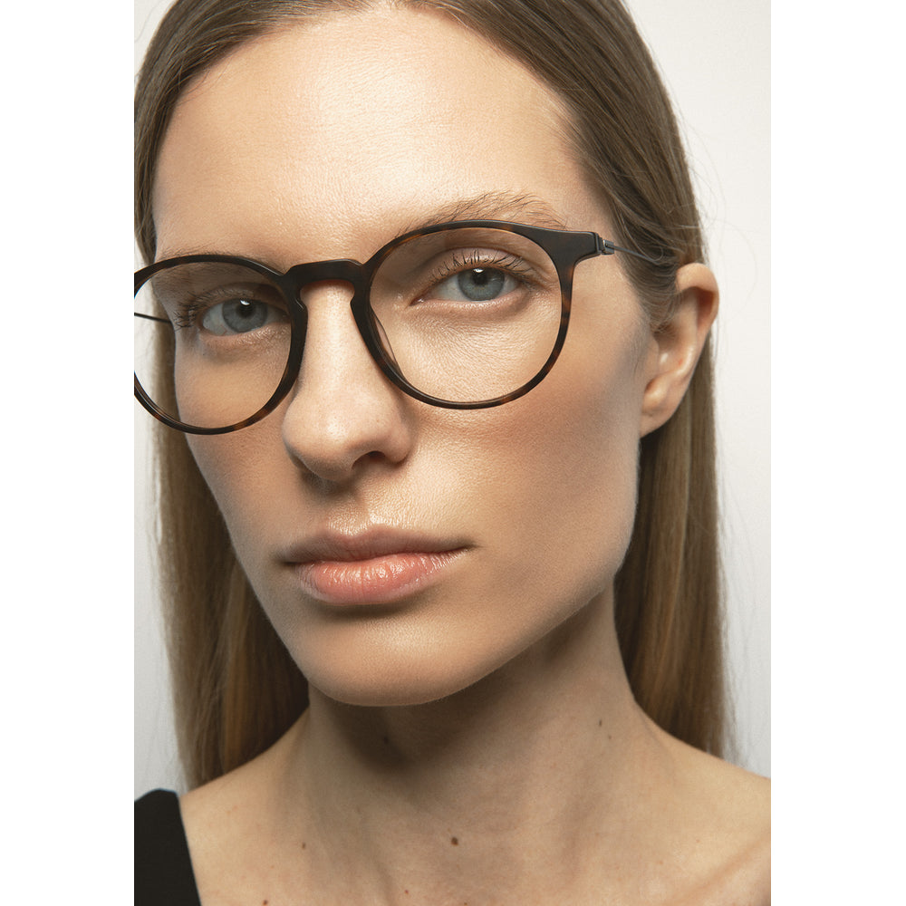 Kaleos Aldrin L Havane Foncé Mat 02 portée, trois-quarts - Les Lunettes de Pauline