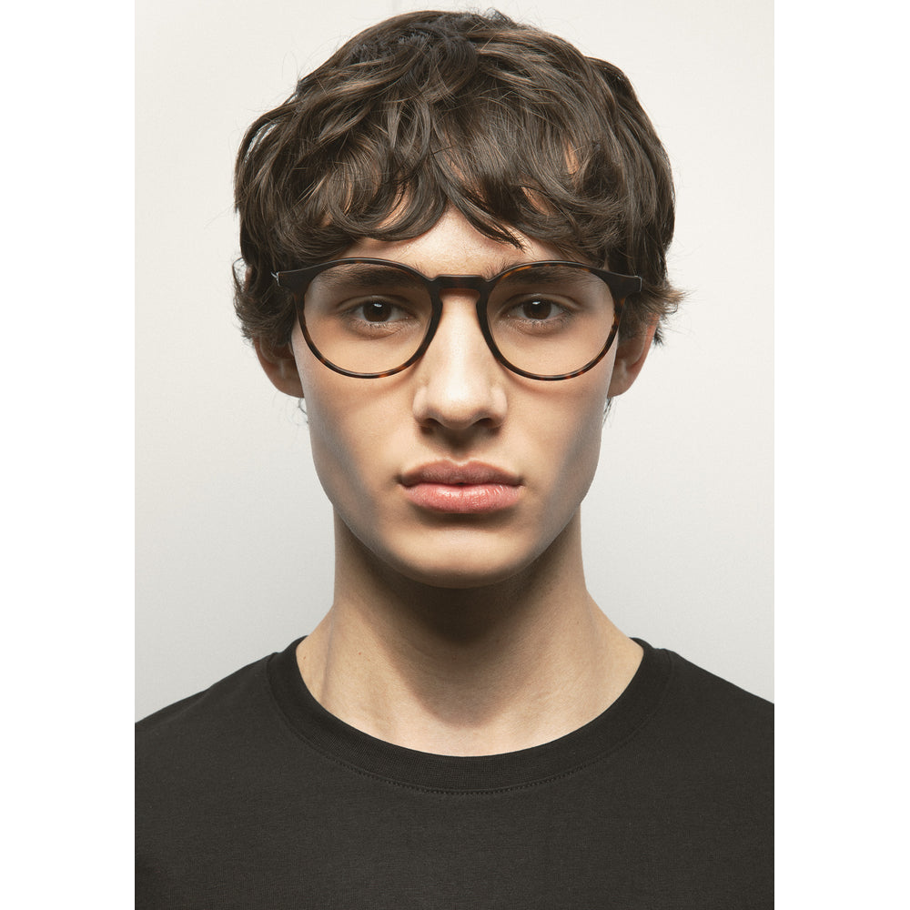 Kaleos Aldrin L Havane Foncé Mat 02 portée, second plan - Les Lunettes de Pauline