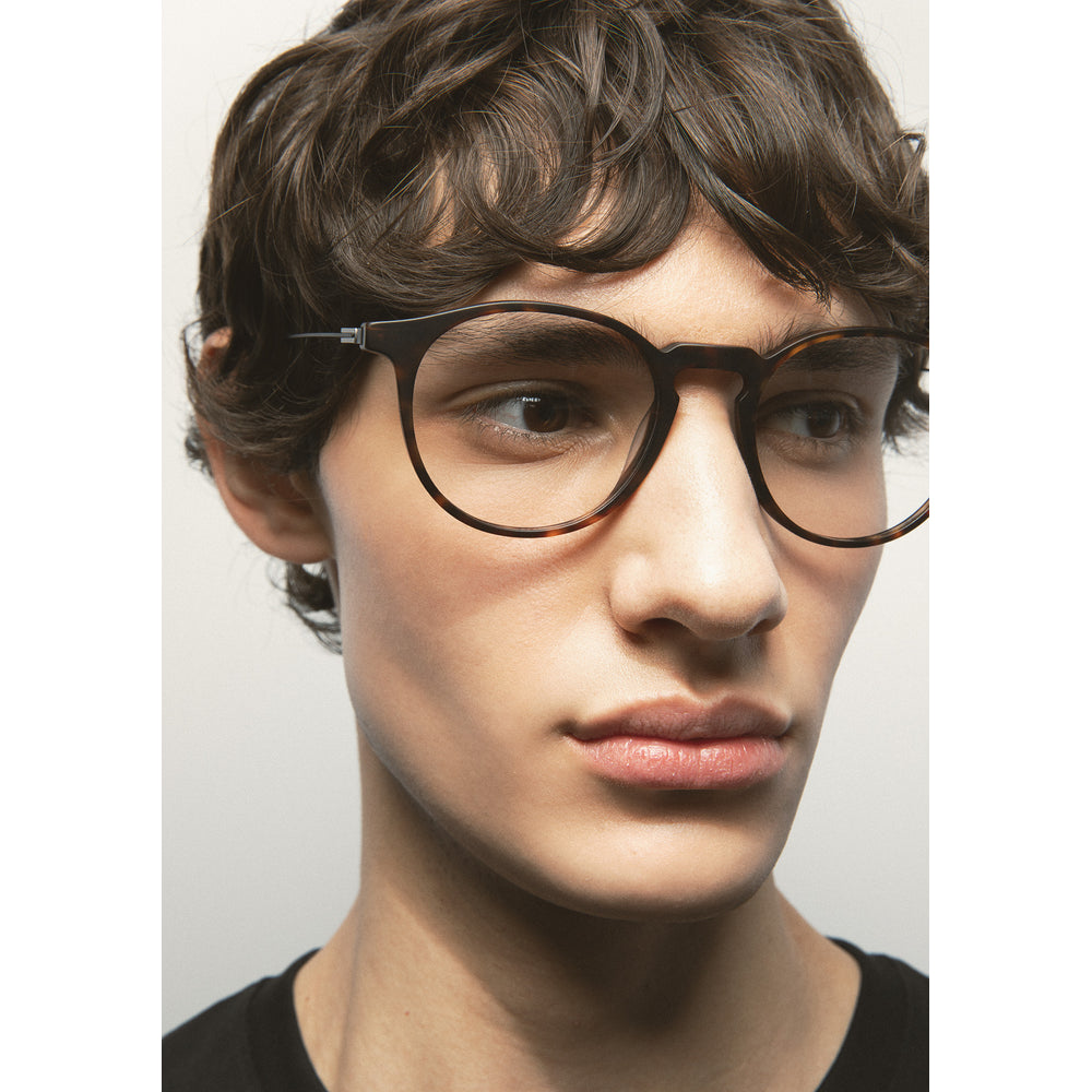 Kaleos Aldrin L Havane Foncé Mat 02 portée, détail - Les Lunettes de Pauline