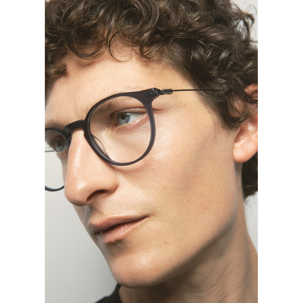 Kaleos Aldrin L Bleu Marine Cristal Mat 03 portée, détail - Les Lunettes de Pauline