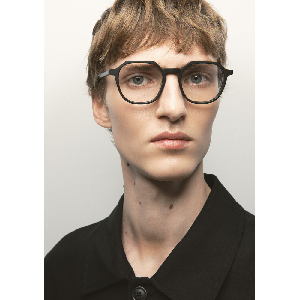 Kaleos Delacorte M Noir Mat 01 portée, détail - Les Lunettes de Pauline