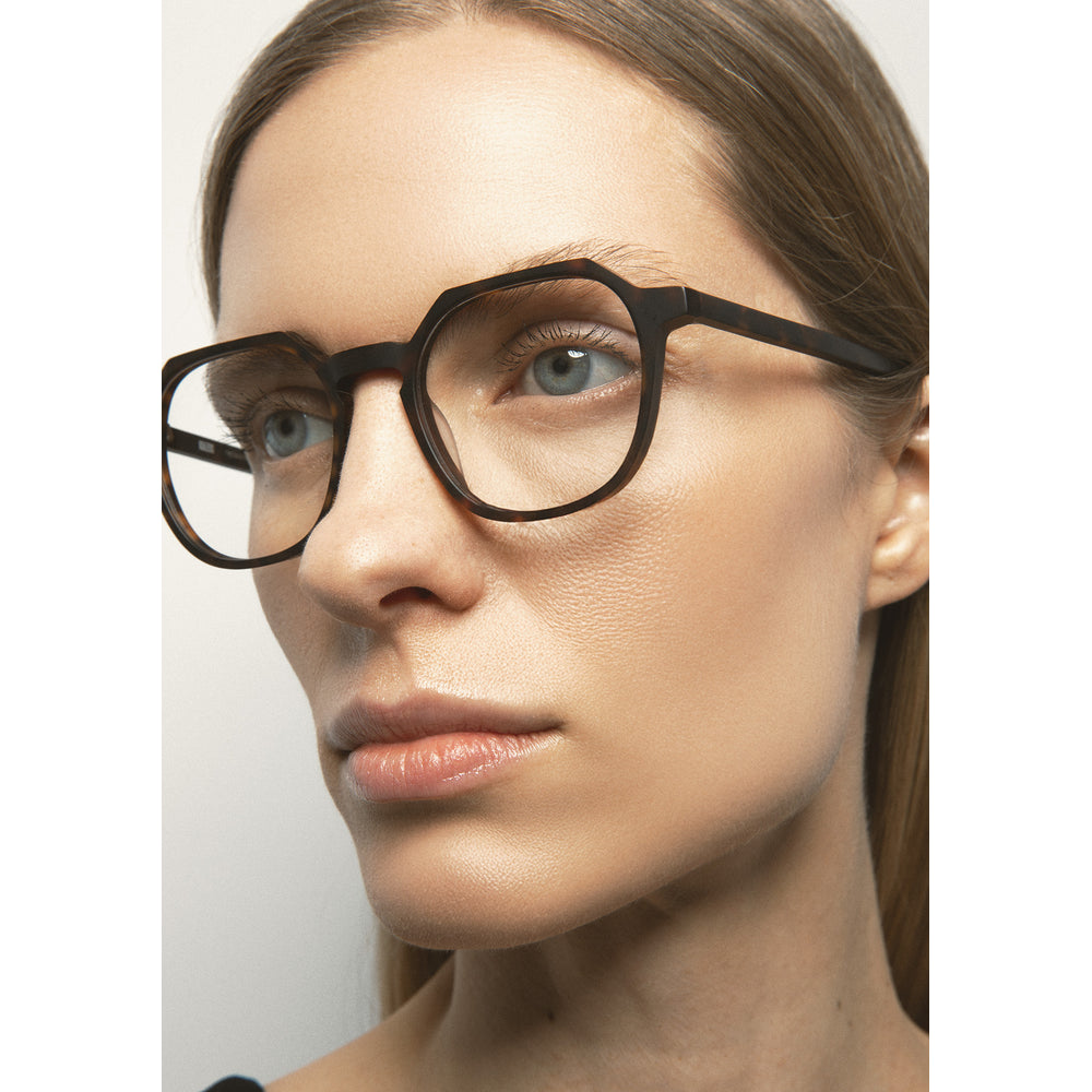 Kaleos Delacorte M Havane Foncé Mat 02 portée, trois-quarts - Les Lunettes de Pauline