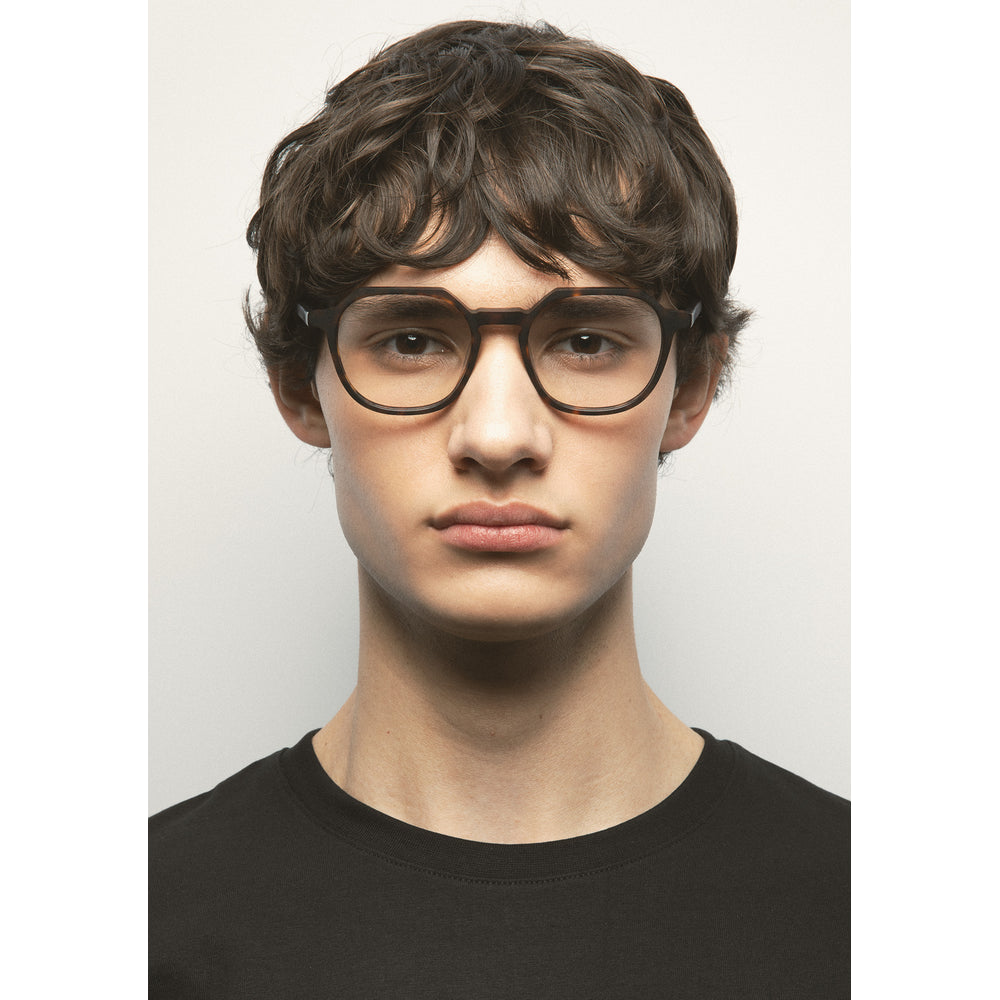 Kaleos Delacorte M Havane Foncé Mat 02 portée, second plan - Les Lunettes de Pauline
