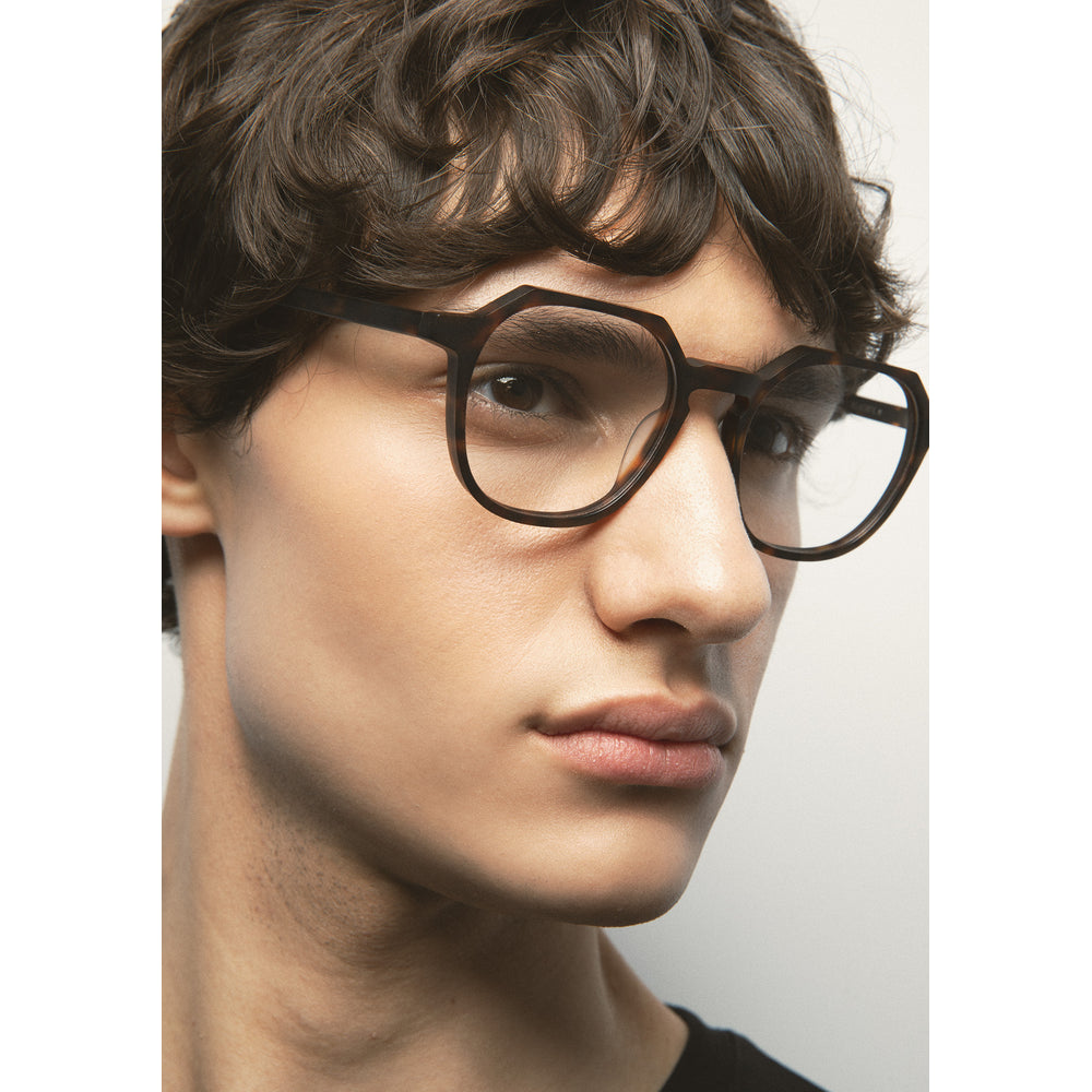 Kaleos Delacorte M Havane Foncé Mat 02 portée, détail - Les Lunettes de Pauline