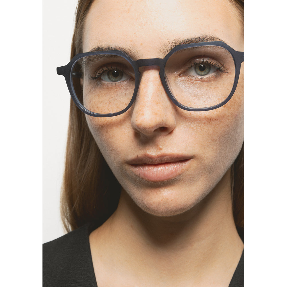 Kaleos Delacorte M Bleu Marine Cristal Mat 03 portée, trois-quarts - Les Lunettes de Pauline