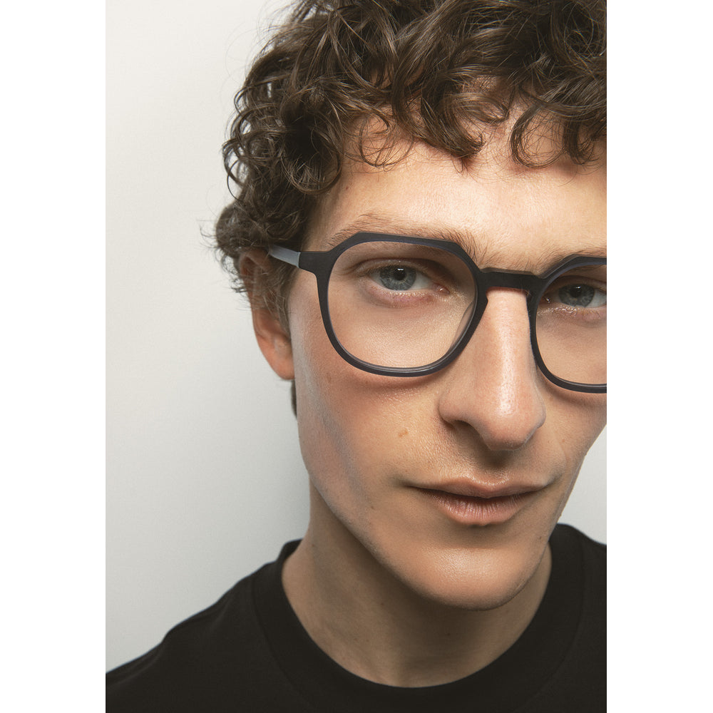 Kaleos Delacorte M Bleu Marine Cristal Mat 03 portée, détail - Les Lunettes de Pauline