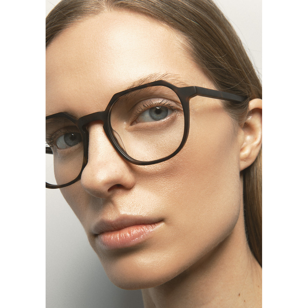Kaleos Delacorte L Havane Foncé Mat 02 portée, trois-quarts - Les Lunettes de Pauline