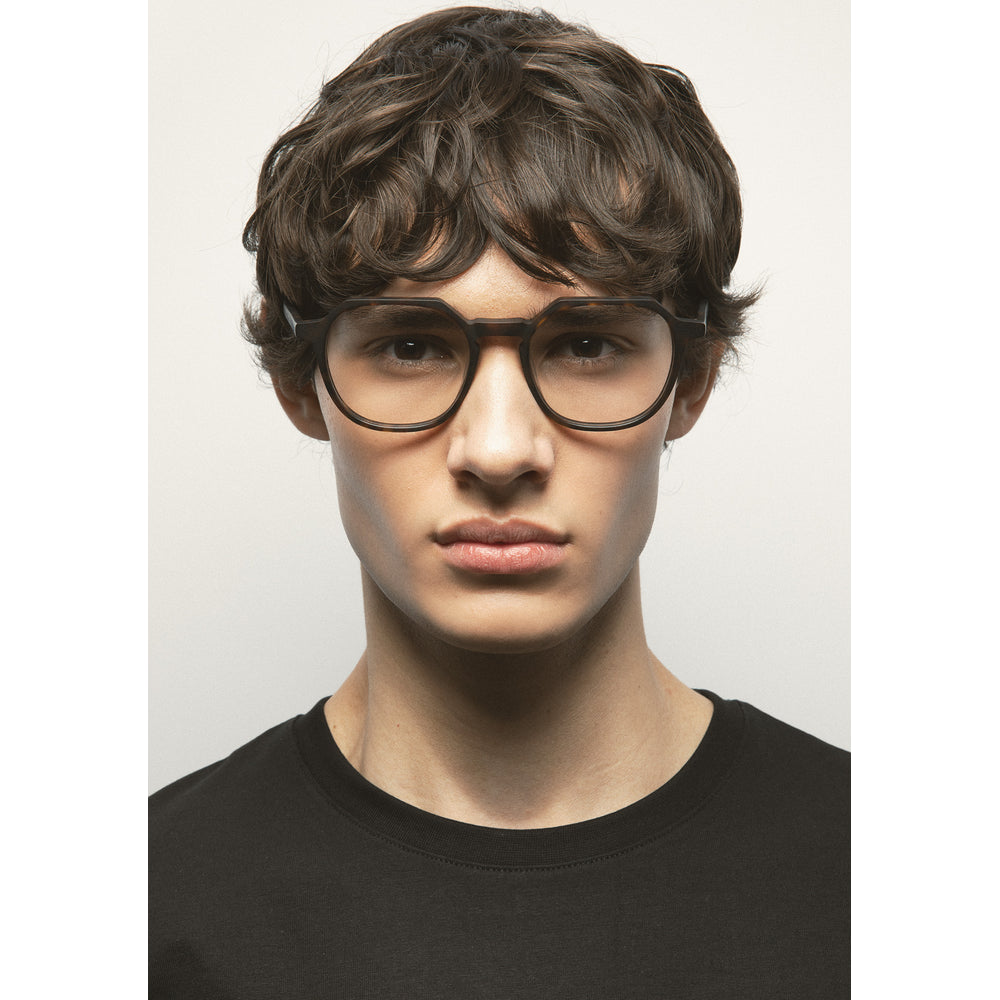 Kaleos Delacorte L Havane Foncé Mat 02 portée, second plan - Les Lunettes de Pauline