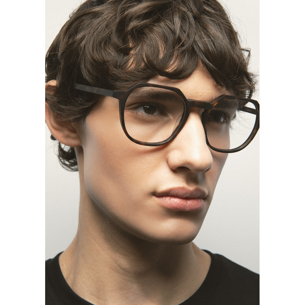 Kaleos Delacorte L Havane Foncé Mat 02 portée, détail - Les Lunettes de Pauline