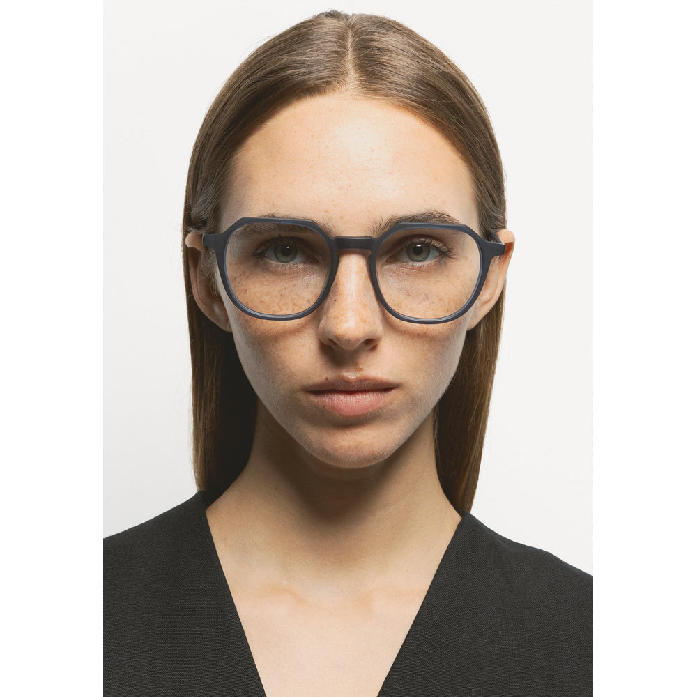 Kaleos Delacorte L Bleu Marine Cristal Mat 03 portée - Les Lunettes de Pauline