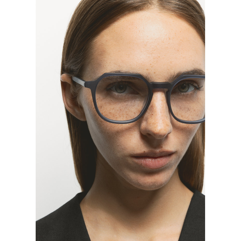 Kaleos Delacorte L Bleu Marine Cristal Mat 03 portée, trois-quarts - Les Lunettes de Pauline
