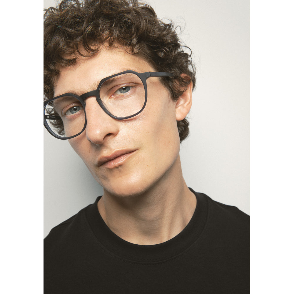 Kaleos Delacorte L Bleu Marine Cristal Mat 03 portée, détail - Les Lunettes de Pauline